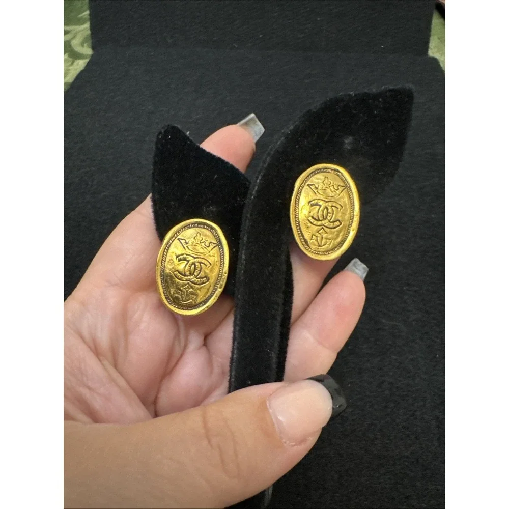 1980s Karl Lagerfeld-era Chanel, Collection 26 Gold Tone Clip On Earrings France